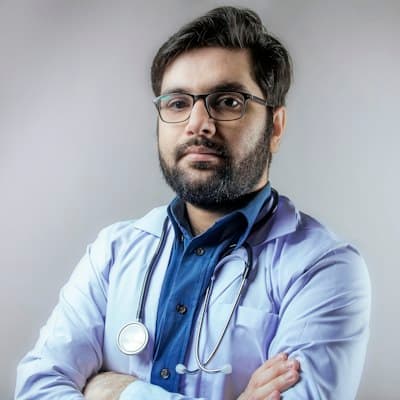 Una veterinaria revisa a un perro en la clínica